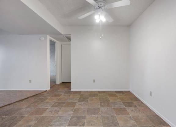 Dining area at Townhomes on the Park Apartments in Phoenix AZ Nov 2020 (2)