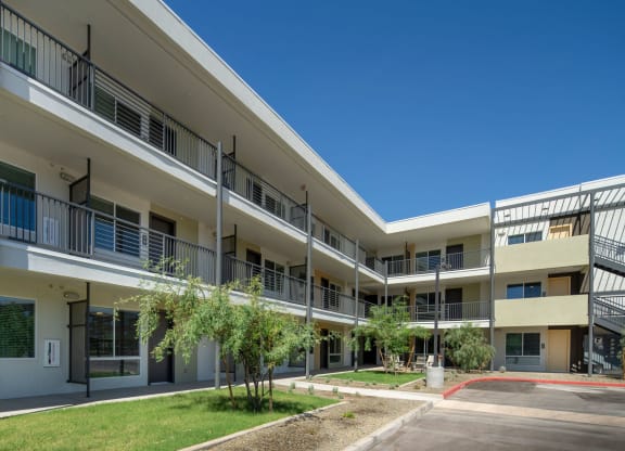 Exterior of Streamliner 16th Apartments in Phoenix