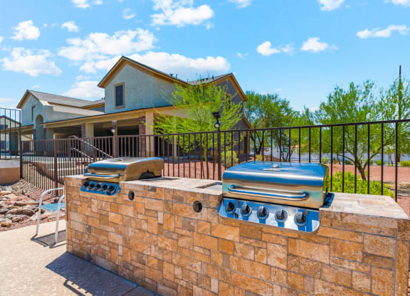 Grilling Area at Bella Vita Apartments in Bullhead City Arizona 2023.jpg