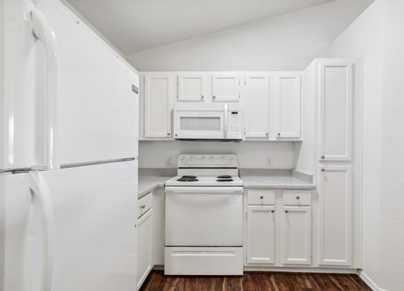 kitchen appliances at Bella Vita Apartments in Bullhead City Arizona 2023.jpg