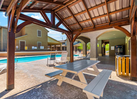 Picnic Area at Bella Vita Apartments in Bullhead City