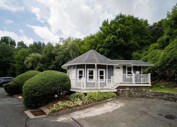 Exterior Building at Woodbury Knoll, Woodbury Connecticut