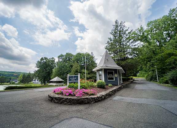 Outside View at Woodbury Knoll, Woodbury, CT 06798