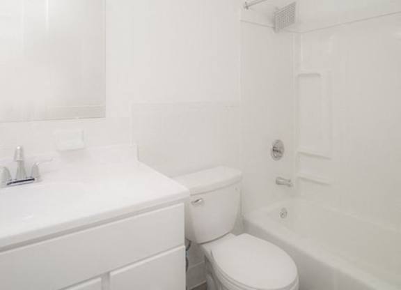 White bathroom at Woodbury Knoll, Woodbury Connecticut