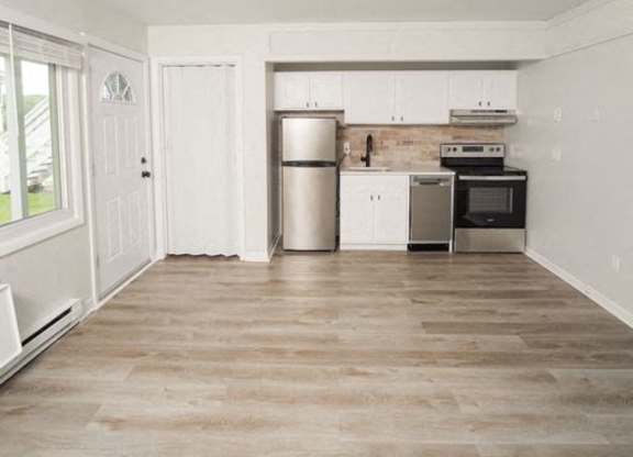 Kitchen and living roomat Woodbury Knoll, Woodbury, CT