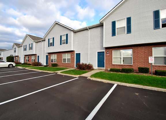 the vista apartments and townhomes parking lot
