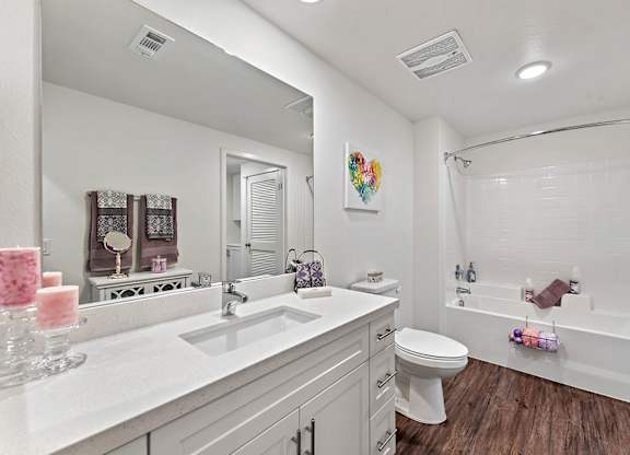 Bathroom With Bathtub at LEVANTE APARTMENT HOMES, California, 92335