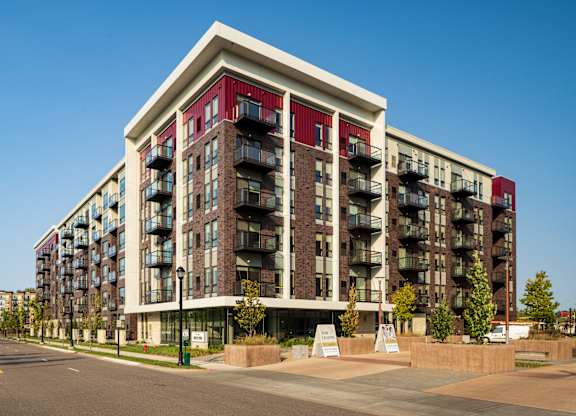 a large apartment building on a city street