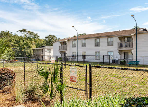 leash-free pet park and building exteriorat 701 South Apartments in Mobile, AL