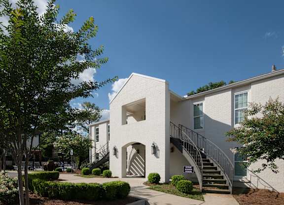 building exterior at Avia Apartments in Vestavia Hills, AL