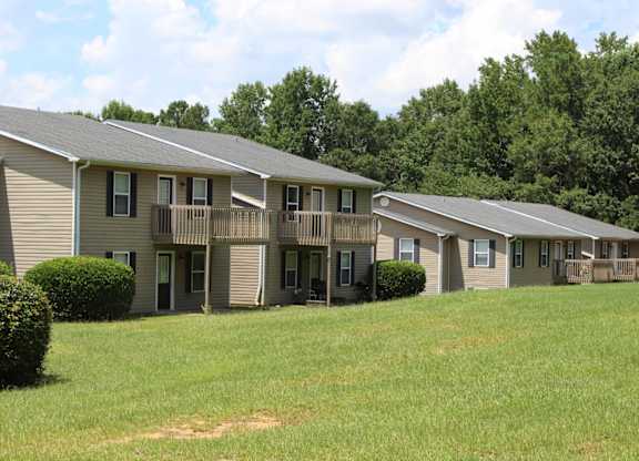 Building exterior at The Avery at Auburn Apartments in Auburn, AL