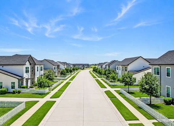 Community setting at Townhomes at Princeton Meadows, Princeton homes for rent
