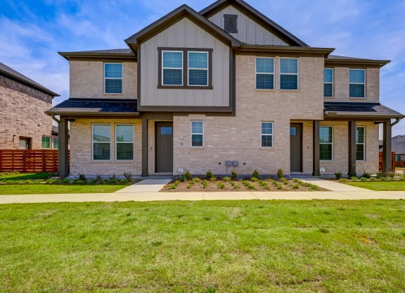 Townhouse for rent in Willow Park with fenced in backyard