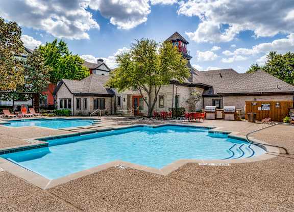 Swimming pool and sun deck at The Lana, apartments for rent in Dallas