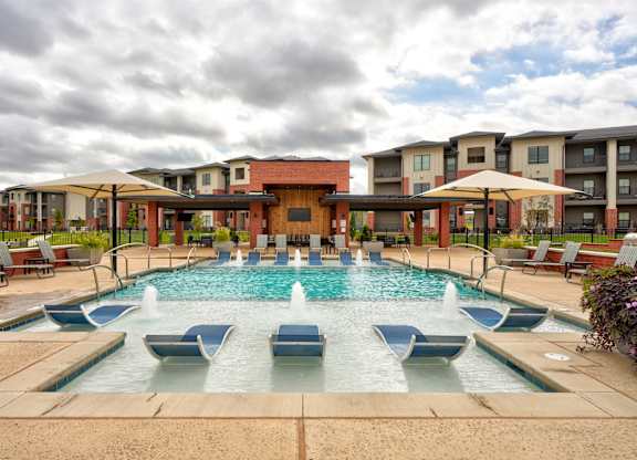 A large pool with a fountain in the middle of it.