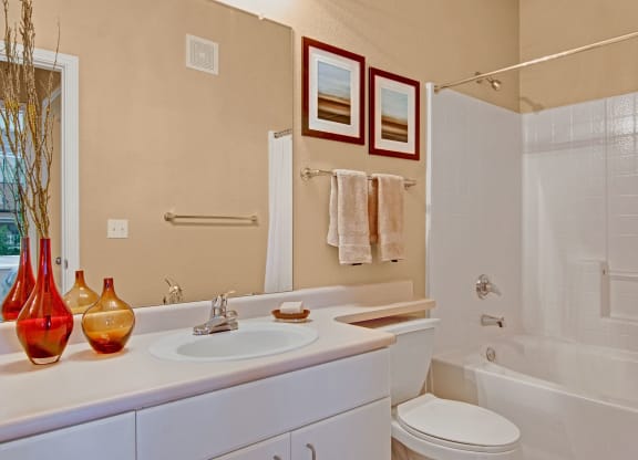 Stoneleigh Large Bathroom with Bathtub