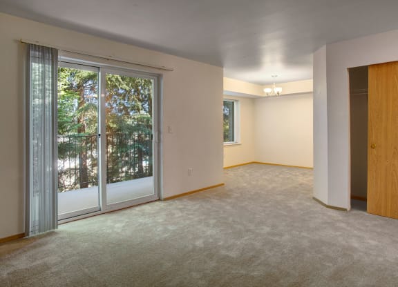 Lake Park Living Room Apartments in Everett, WA
