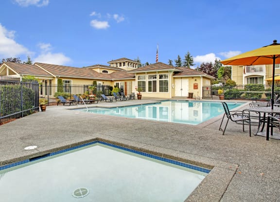Lakeside outdoor pool and wading pool, Dean Weidner Real Estate Investments Apartments in Mountlake Terrace, WA