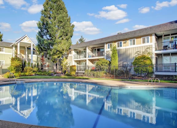 Regency Woods Pool Apartments in Renton, WA