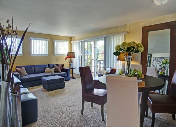 Regency Woods Living Room Apartments in Renton, WA