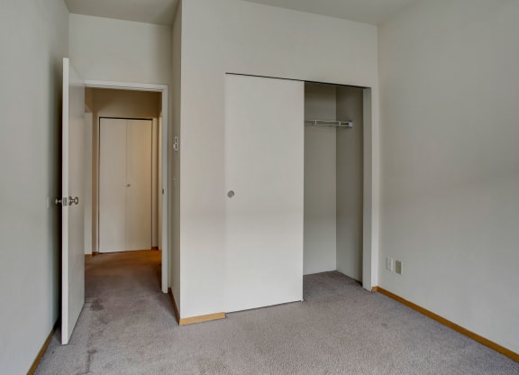St James Tower Bedroom Apartments in Seattle, WA