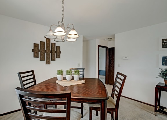 Sunset  Ridge Dining Room Apartments in Milwaukee, WI