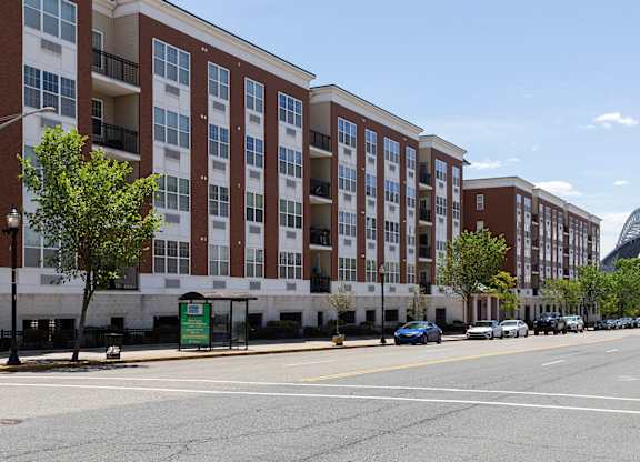 Bridgepoint at Bayonne apartment community on Kennedy Blvd with direct access to public transit and scenic views