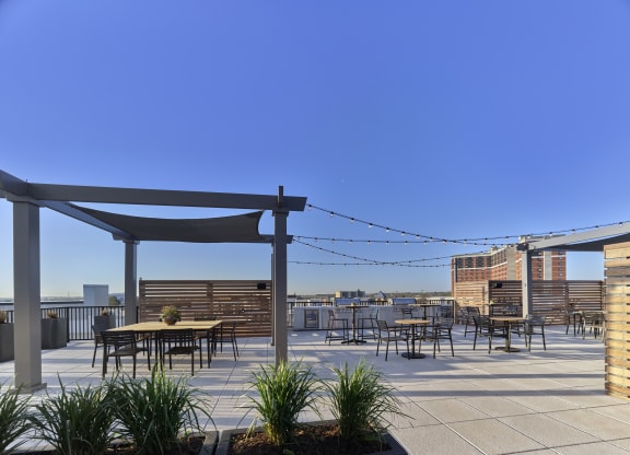 Modern common area at The Mint Rahway with stylish seating and tables, a luxury apartment rental near Rahway Train Station and Newark Airport.