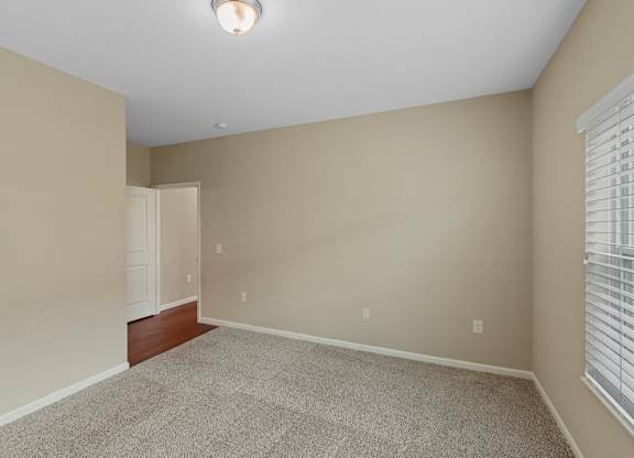 Large bedroom in a Florence, KY home for rent
