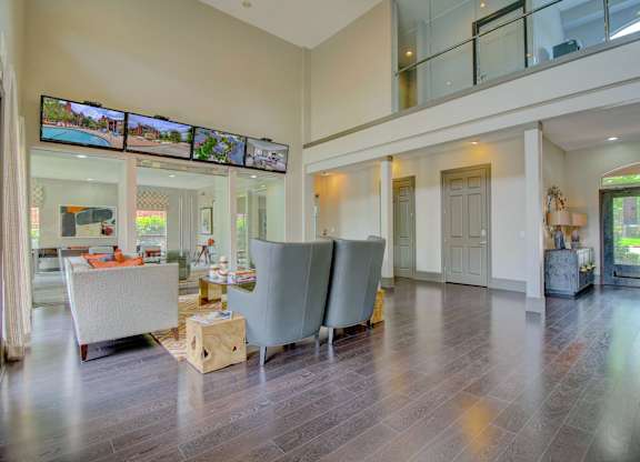 additional photo for property listing at chic digs with room to stretch out in the village 22 car
