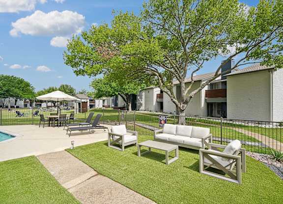 the preserve at ballantyne commons courtyard with couches and tables