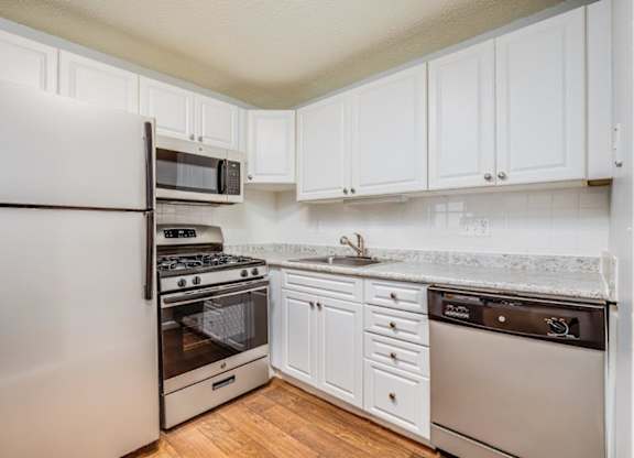 Fully Equipped Kitchen at Ashford Crossing, Shrewsbury, Massachusetts