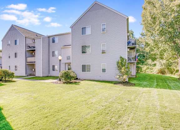 Apartment Exterior at The Meadows, Massachusetts