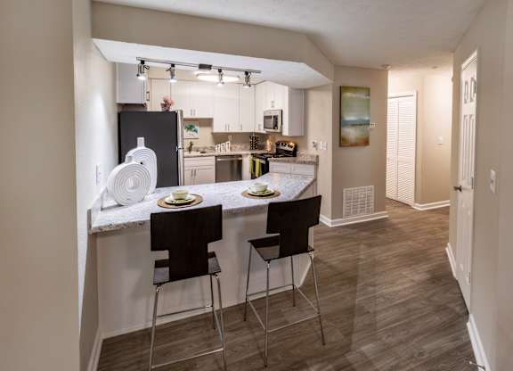a kitchen and dining area in a 555 waverly unit at Seven Pines, Alpharetta, GA