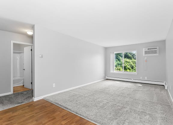 an empty living room at Eagle Pointe New London, CT