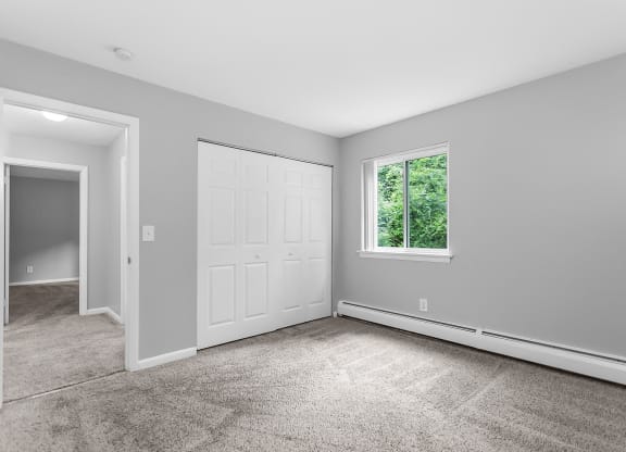 the living room at Eagle Pointe New London