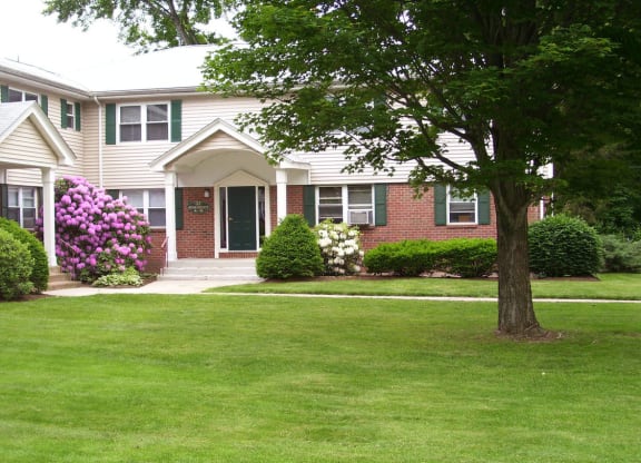 Property exterior at Griswold Gardens in Glastonbury, CT, 06033