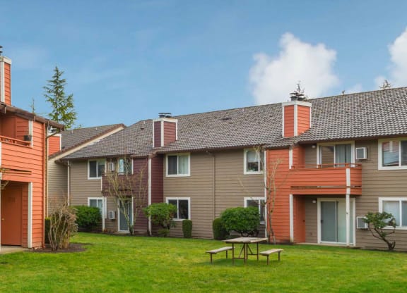 a group of apartments with a picnic table in the yard at Quartz Creek, Washington