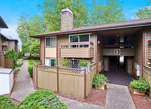 Apartments in Renton, WA, walkway with manicured landscaping