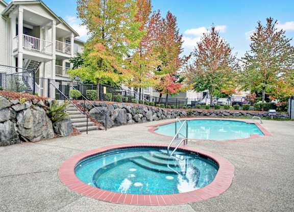 Swimming pool and hot tub at Sunrise Lane Apartments in Everett, WA.