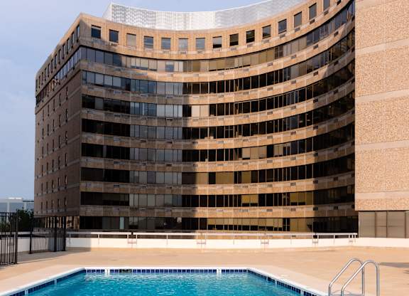 large swimming pool at Hampton Plaza Apartments, Towson, MD, 21286