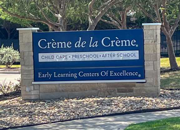 A sign for Creme de la Creme Early Learning Centers of Excellence at Discovery at Craig Ranch, McKinney, 75070.