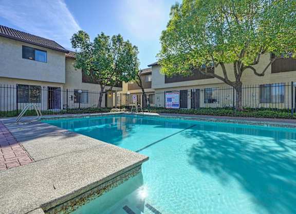 Townhomes at 201 | Outdoor Pool