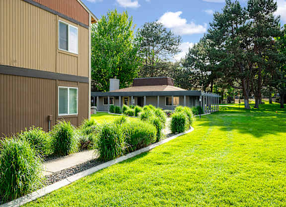 Arlo on 10th |Exterior