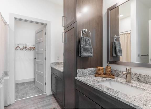 Tidewater Apartments | Bathroom