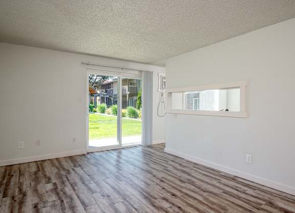 Arlo on 10th |Living Area