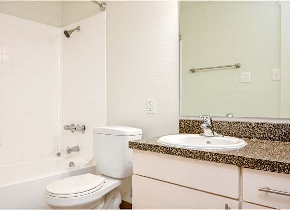 Arlo on 10th |Bathroom