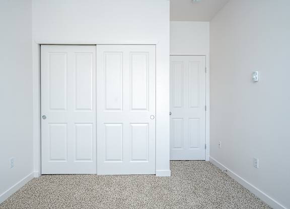Center Pointe | Bathroom Closet