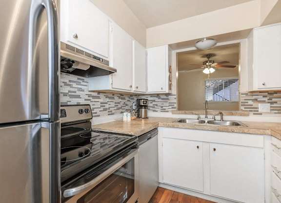 Fully Equipped Kitchen at Boston Woods Apartments, Texas