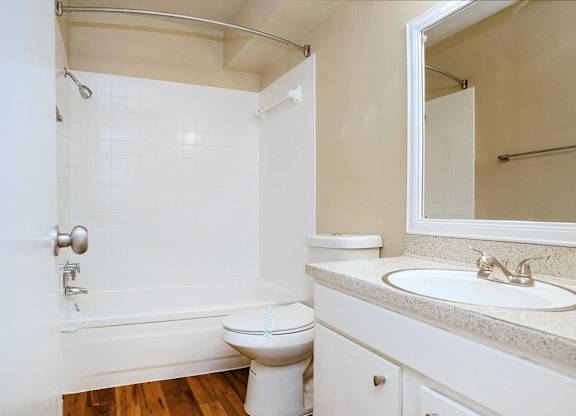 Oval Tub at Boston Woods Apartments, Texas